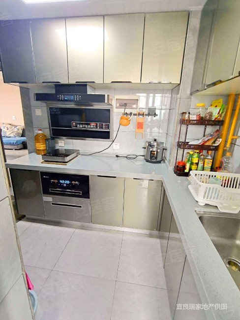 小区位置好,房子新干净清爽,位于宜良县医院对面,东方雅典城二手房