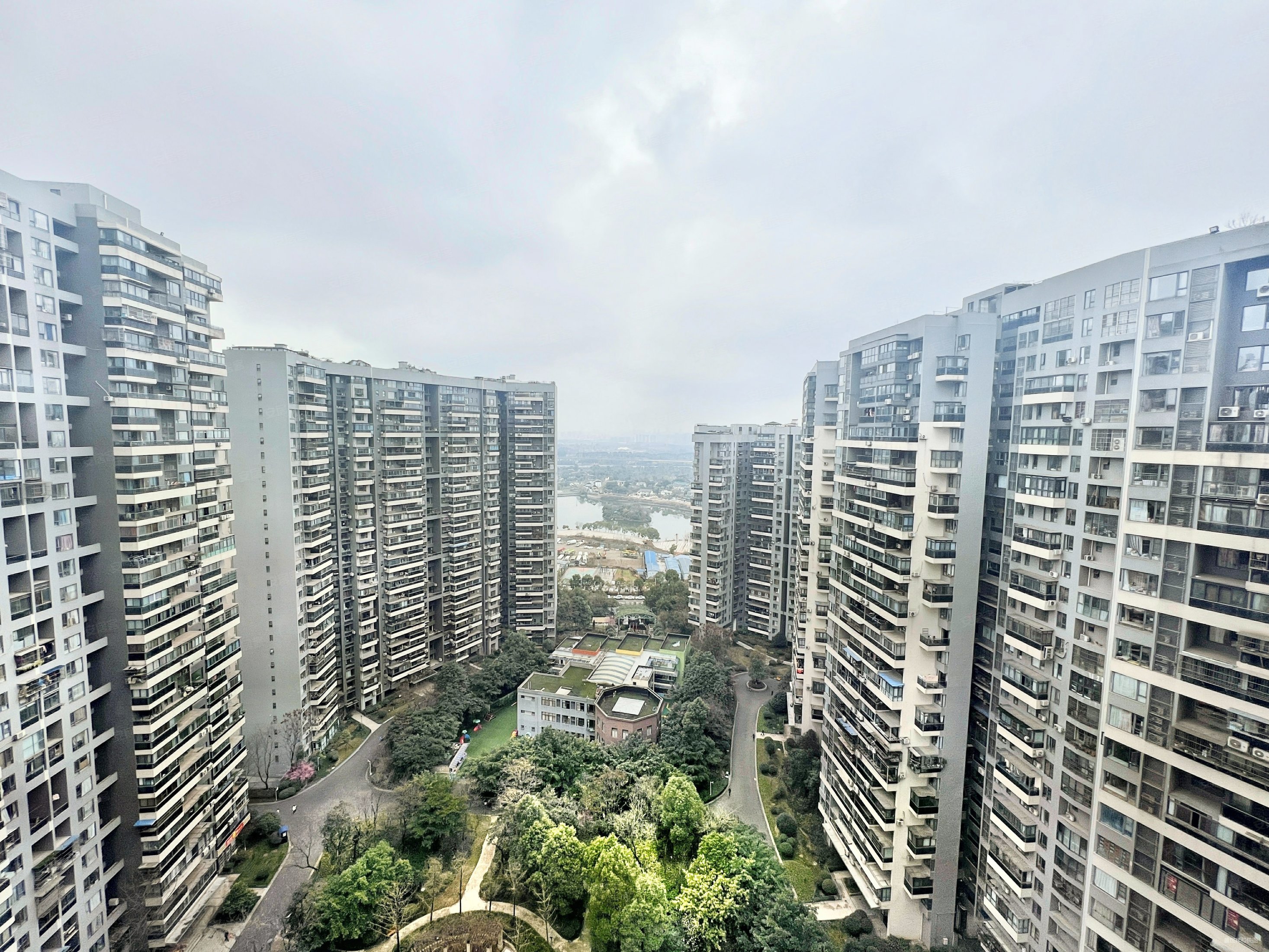 满五2室2厅 电梯房 精装修 楼层好 视野无遮挡 急售,华都美林湾二手房