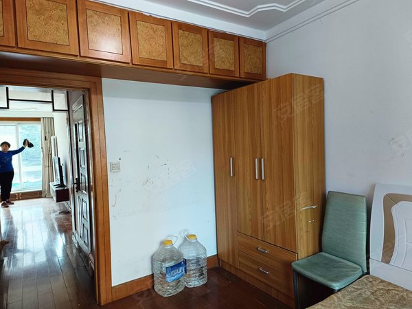 大连甘井子泡崖市场泡崖六区泡崖六区,宇峰小学急租!