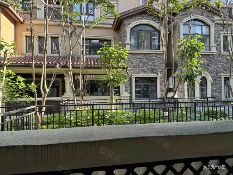 尹山湖欧式联排别墅 常青藤花园 小区环境优美