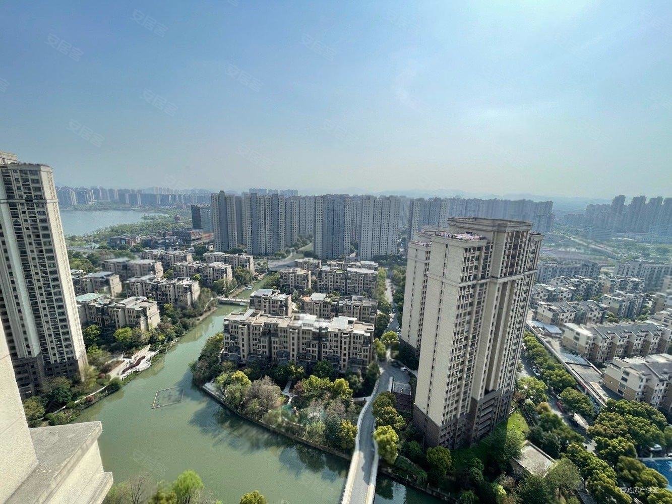 金地自在城4室2厅2卫141.25㎡南北305万