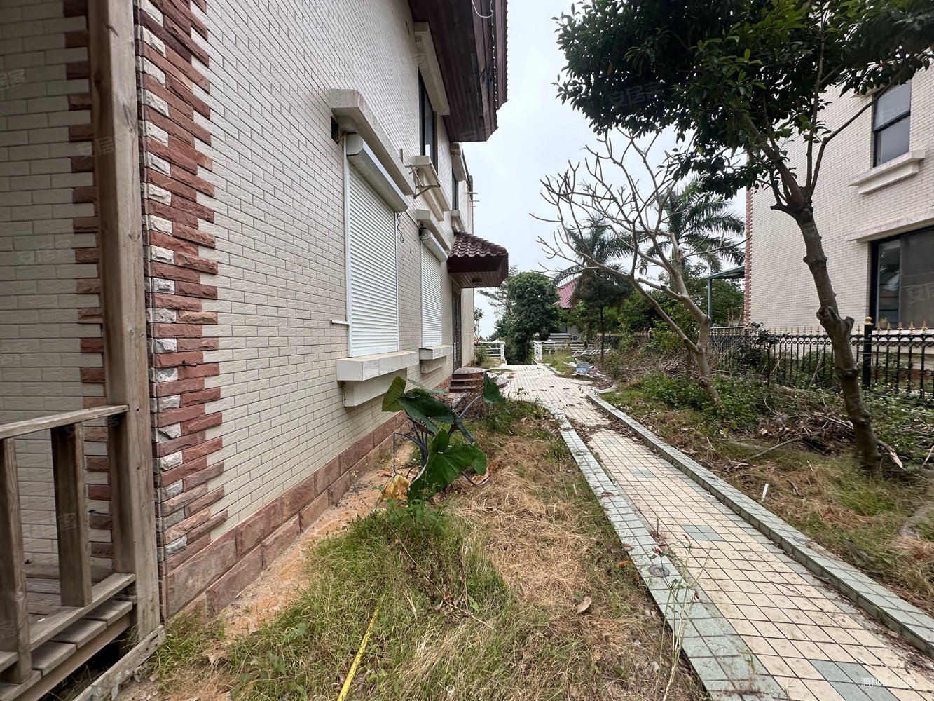 聚龙溪山庄5室2厅4卫250.57㎡南北1390万