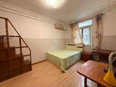 上海虹口凉城实拍好房！2楼一室带阁楼，可办居住证，可养宠物，随时看房出租房源真实图片