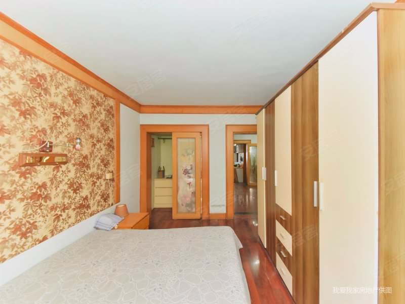 桐馨苑轻轨口3楼大两房采光好送独立大车库诚心出售已改造好