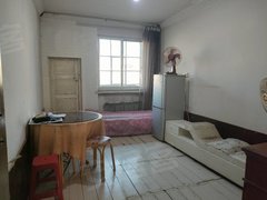 哈密伊州时代广场工行家家属院5楼75平两室一厅简装房租每月800元，一年起租出租房源真实图片