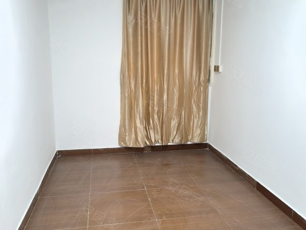 深圳宝安松岗景湖家园松岗地铁6号线旁 精装大三房 户型采光很好 出行