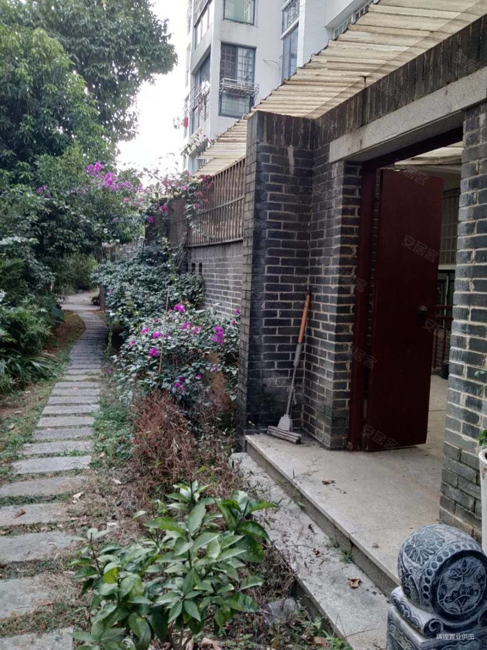 清华坊带大院子花园三房两厅还带有地下室住在公园里的小区