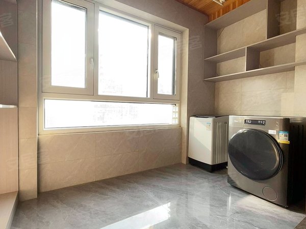 徐州云龙新淮中心地铁时尚生活广场急租 和平大道 地铁大厦 楼下地铁口 精装大三室带车位包物业出租房源真实图片