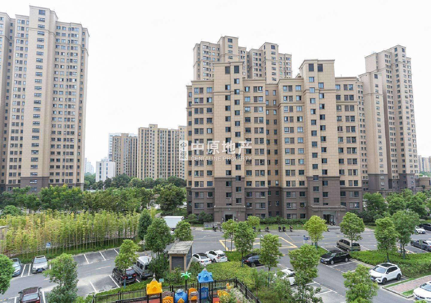 嘉定11号线白银路地铁口,70年产权住宅,精装小户型,低总价,惠民家园
