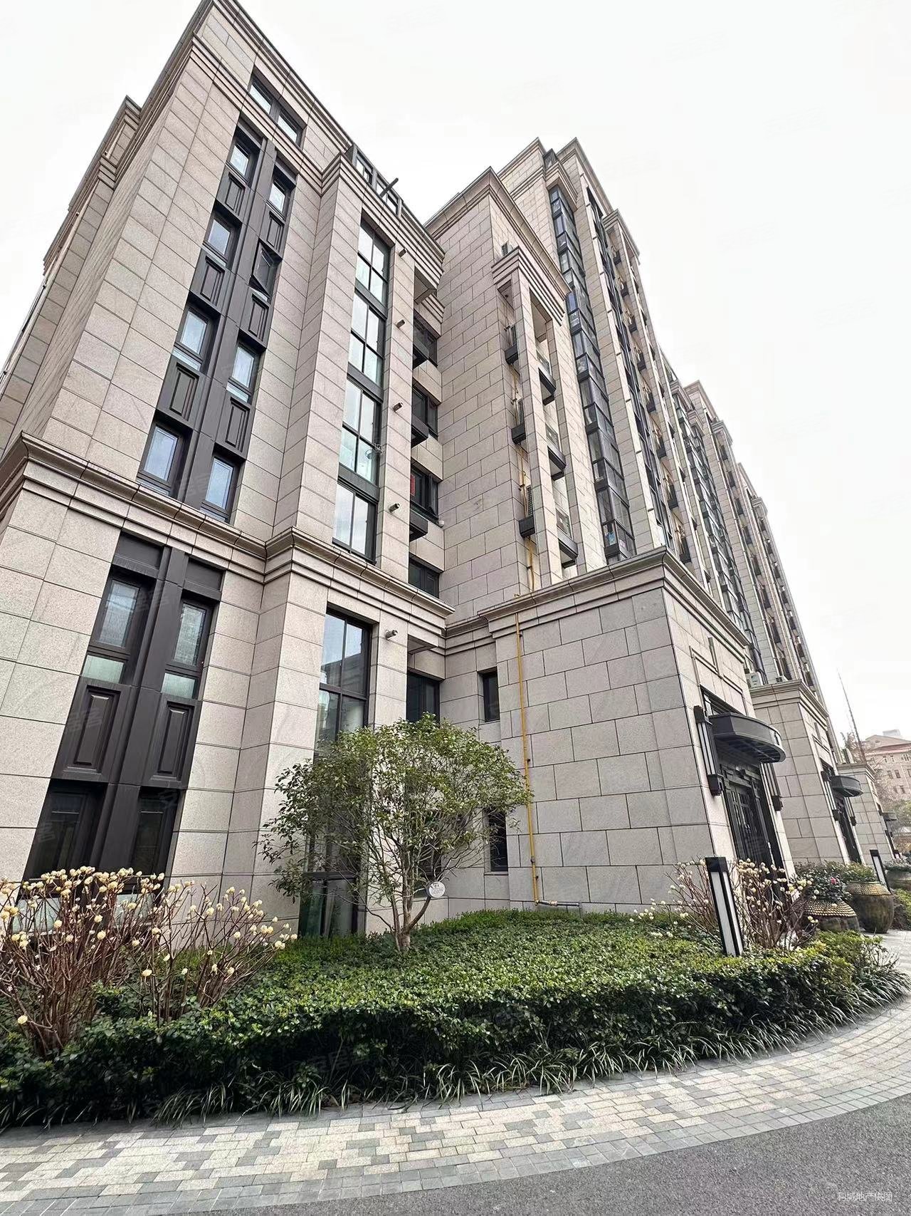 虹康昭晖苑4室2厅4卫205.67㎡南北3500万