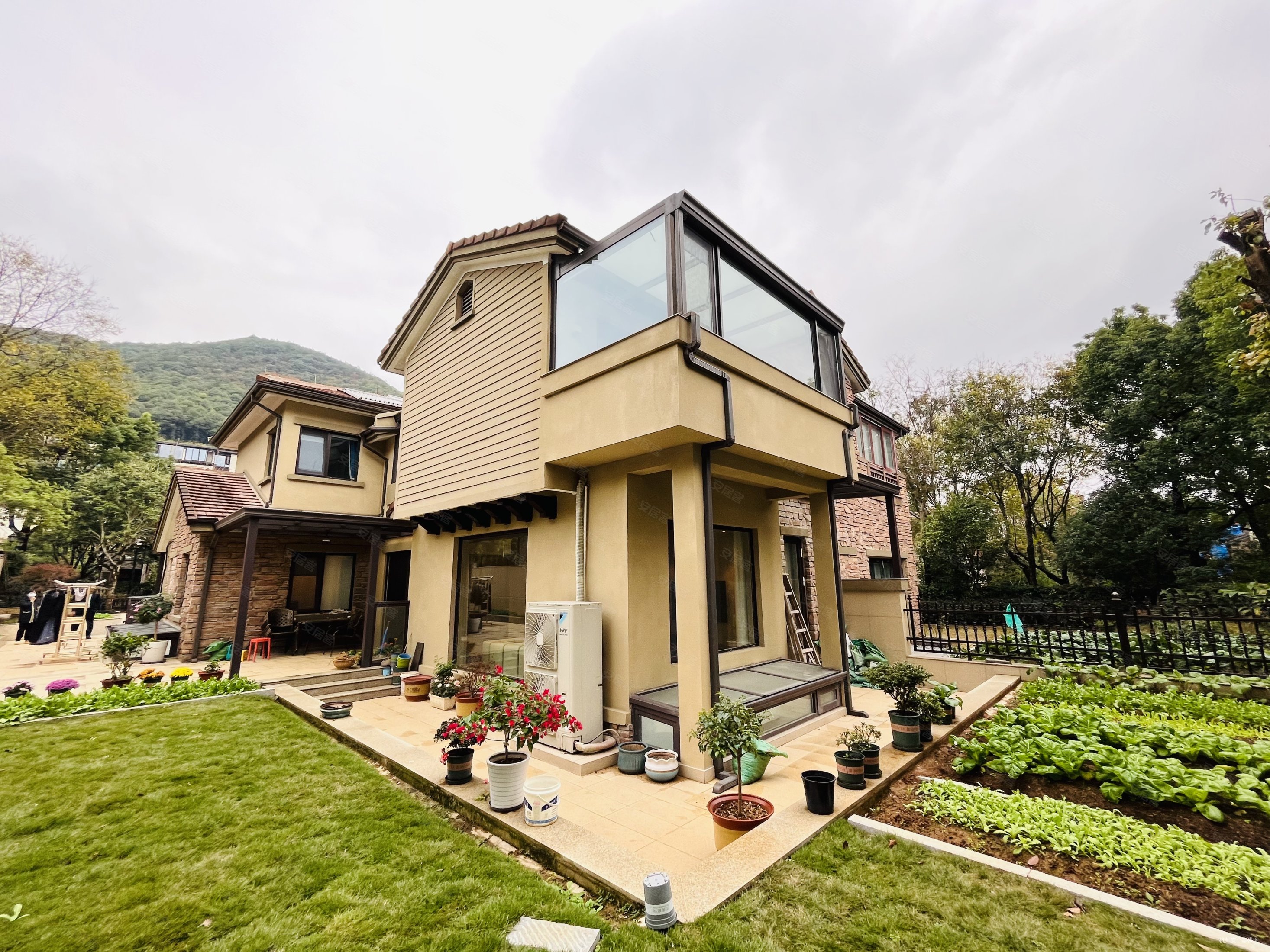 清源上林湖(别墅)4室2厅4卫253.89㎡南1100万