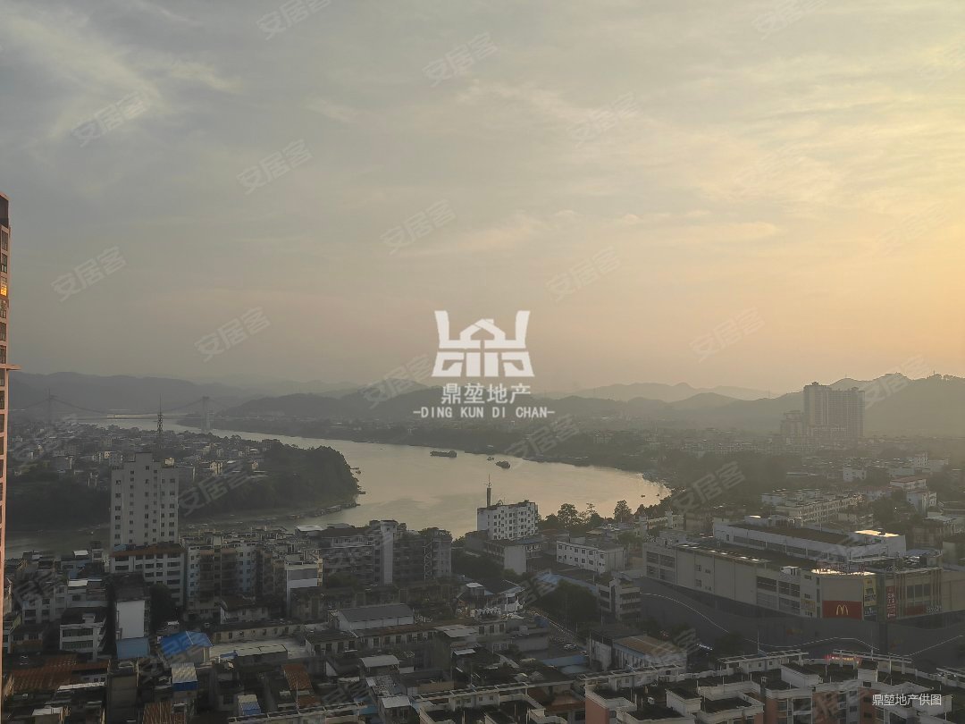 太阳广场 精装修3房 电梯高层 朝南 看江景 户型方正