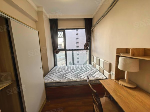 领秀公馆,在天安科技园对面,周边生活配套设施完善,拎包入住!