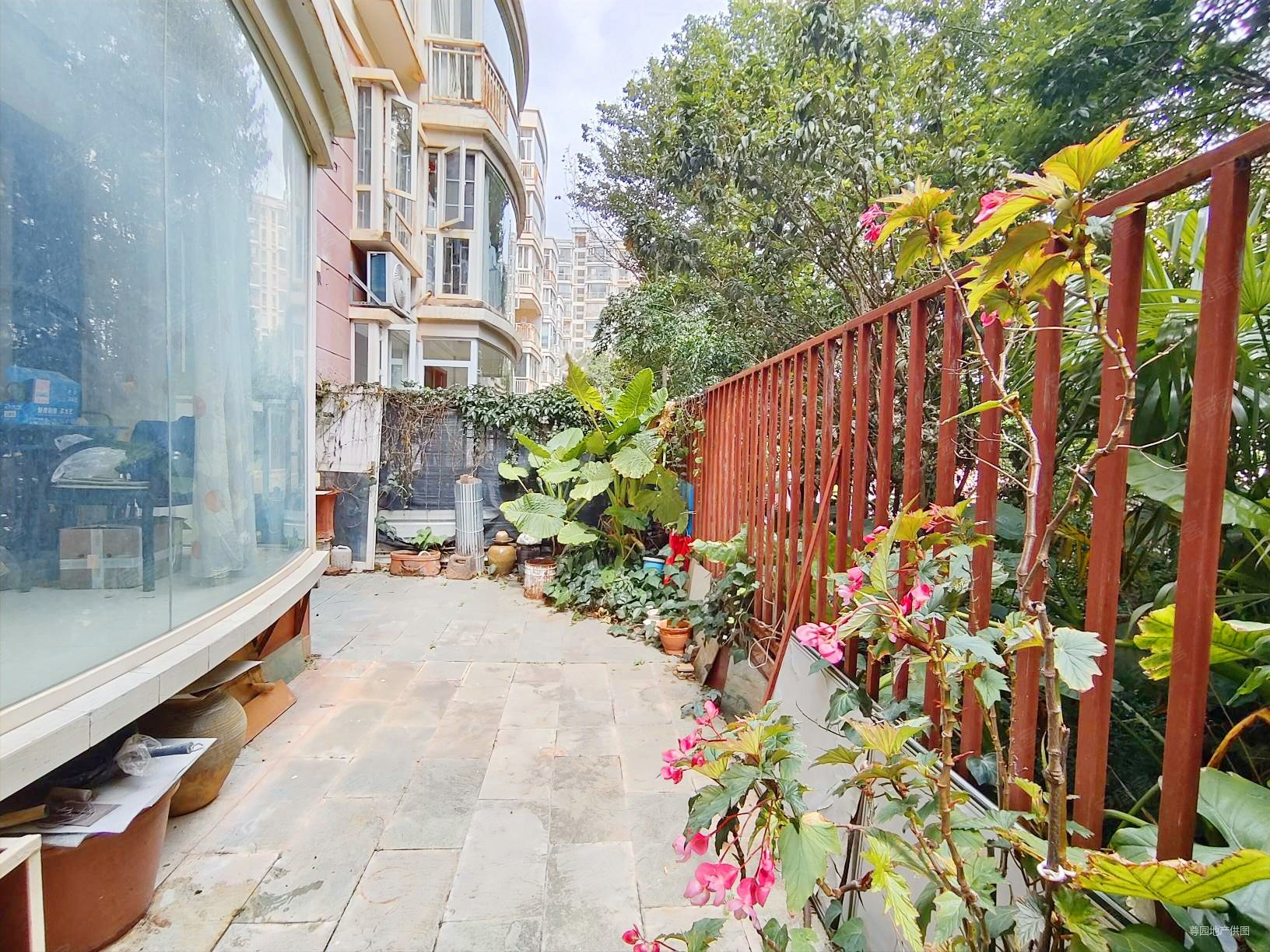 房龄新一楼带花园交通便利配套齐全龙溪花园相当不错本人实拍