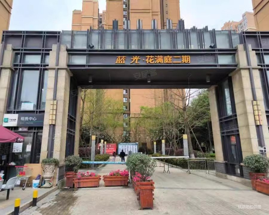 顶楼复式带露台 8七带走 商业配套成熟 高楼层采光充足,蓝光花满庭