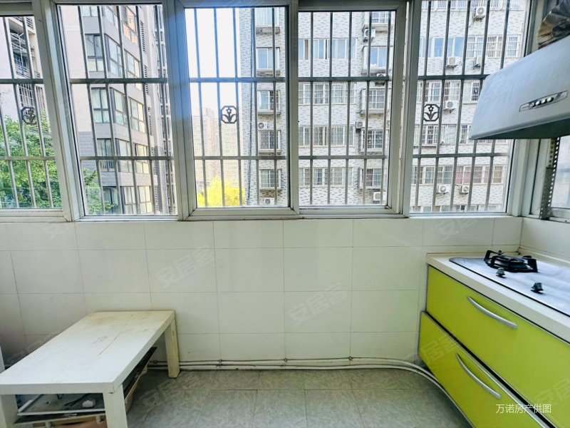 沣景新苑三楼三室一把付精装修南北通透