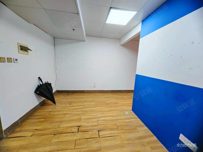 金湖广场地铁口旁,亮户型,可改2房,滨湖路小学和十四中,东方曼哈顿