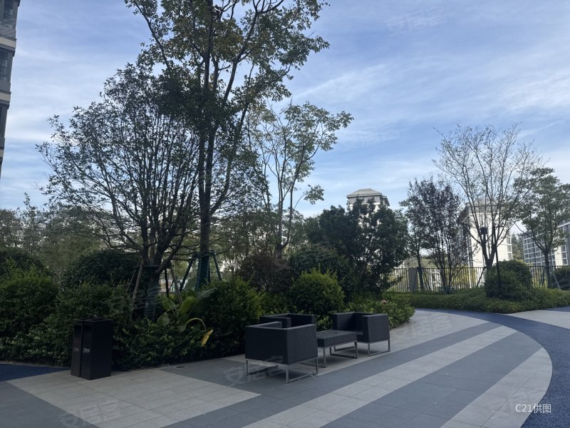 新城观山印 一楼带院子 精装 配点软装即可入住