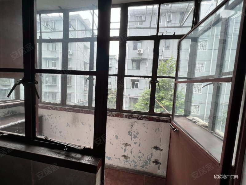 闸北公园门口 楼层 南北通边套全明 出入方便 钥匙房,洛川东路300-480