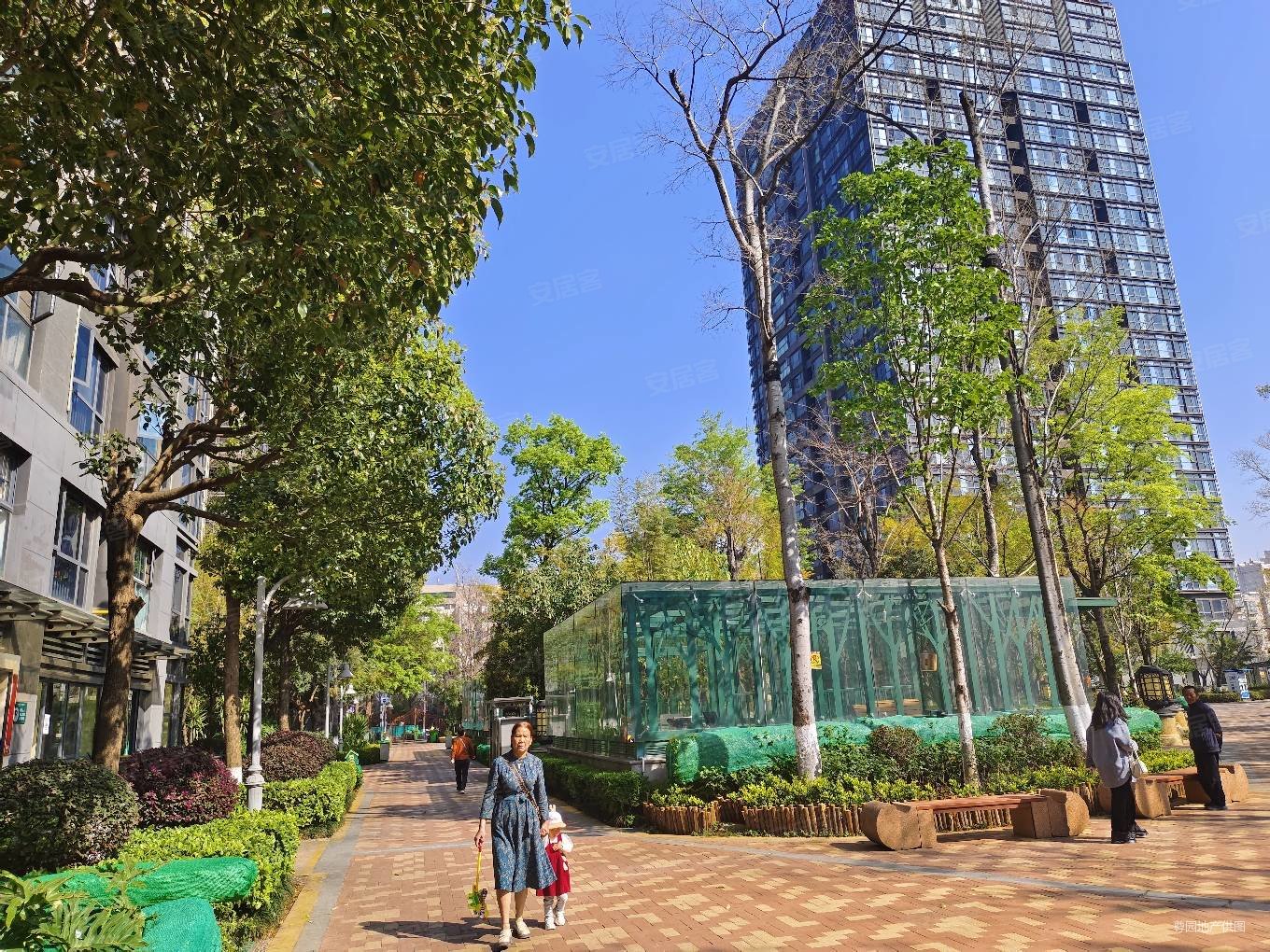 双桥夜市旁 银海尚御精装修三室两厅 价格可以商量