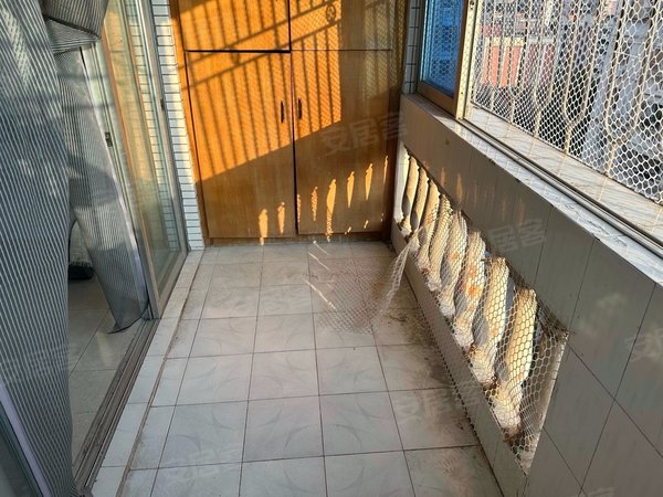 深圳宝安宝安中心区海韵花园翻身地铁站,小区电梯两房仅租5k,75平大