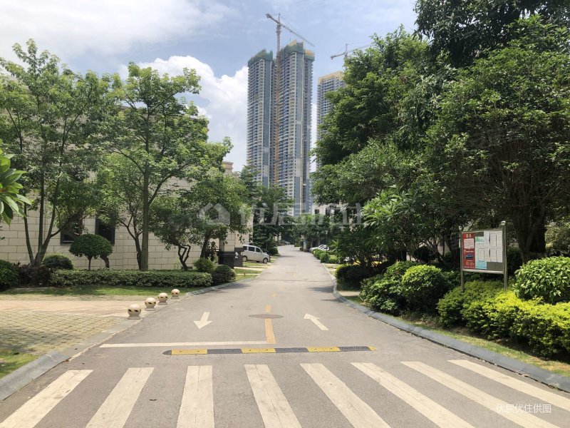 凤岭名筑5室2厅4卫321㎡南北630万