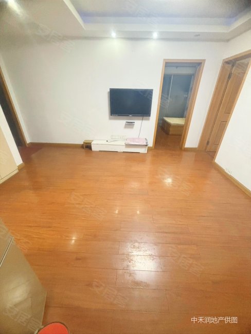 石杨路地铁口 银龙花园三期 电梯三房 有钥匙随时可以看房