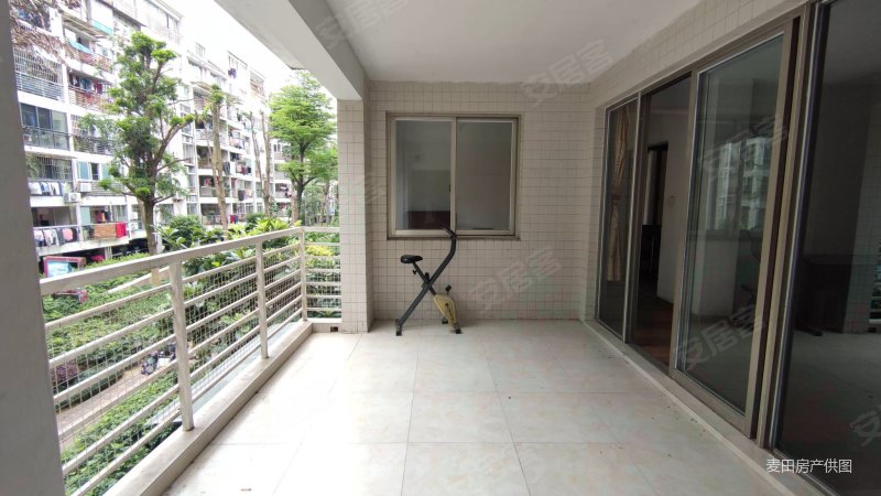 社区中心,大三房带20平入户花园,总价低,融信第一城二手房,188万,3室2