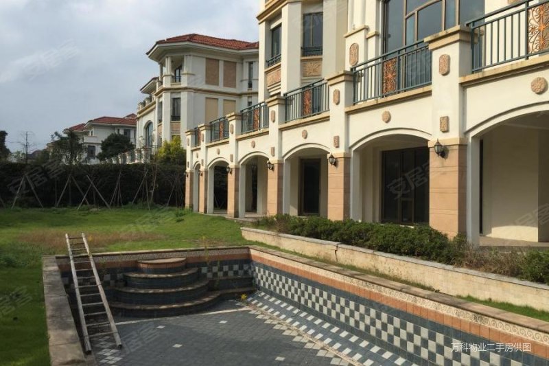 香湖丹堤(一二期别墅)6室3厅5卫942.9㎡南北1300万