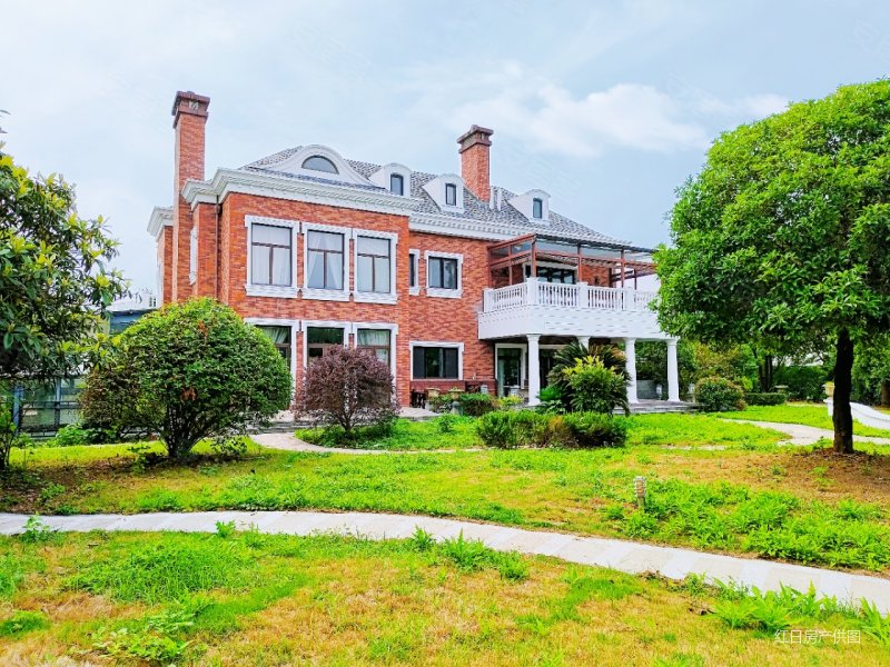 佘山脚下庄园大宅世茂佘山庄园花园占地6亩三面环水成功标配