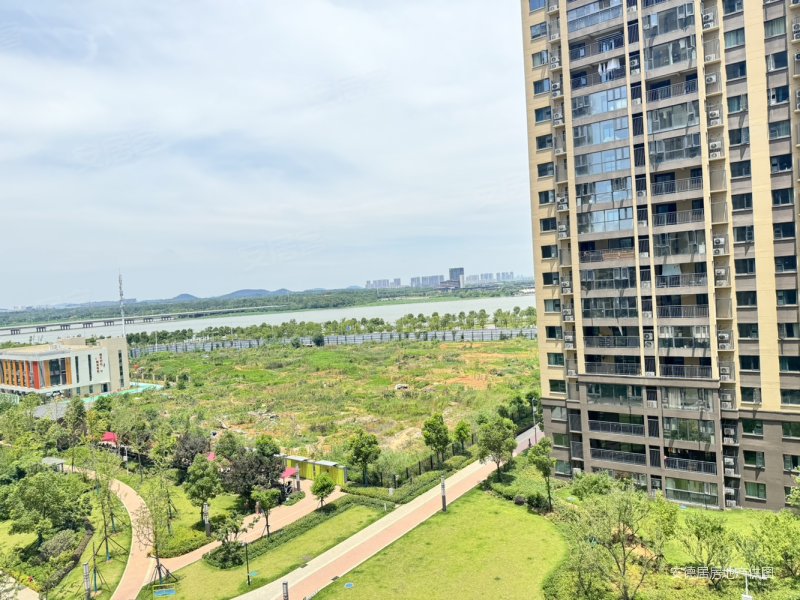 凤凰城二期新小区精装四室 精装修 带车位 老证 随时看房,东风凤凰城