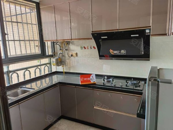 惠州博罗石湾蓝湾御府蓝湾御府临近江边实惠居家三房精装修出租的