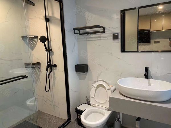 广场电梯复式一房一厅家电齐全1750元包物业费网费出租房源真实图片