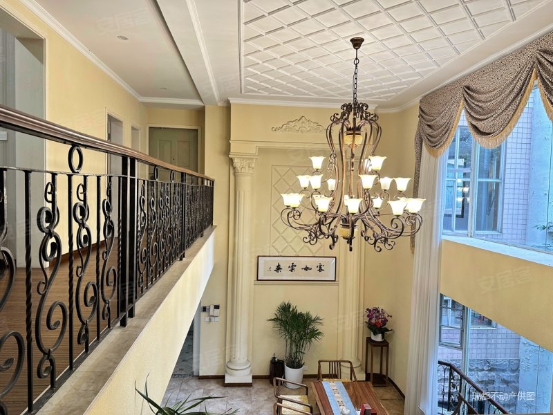 带70平米大花园 一楼跃层 客厅挑高6米 精装修