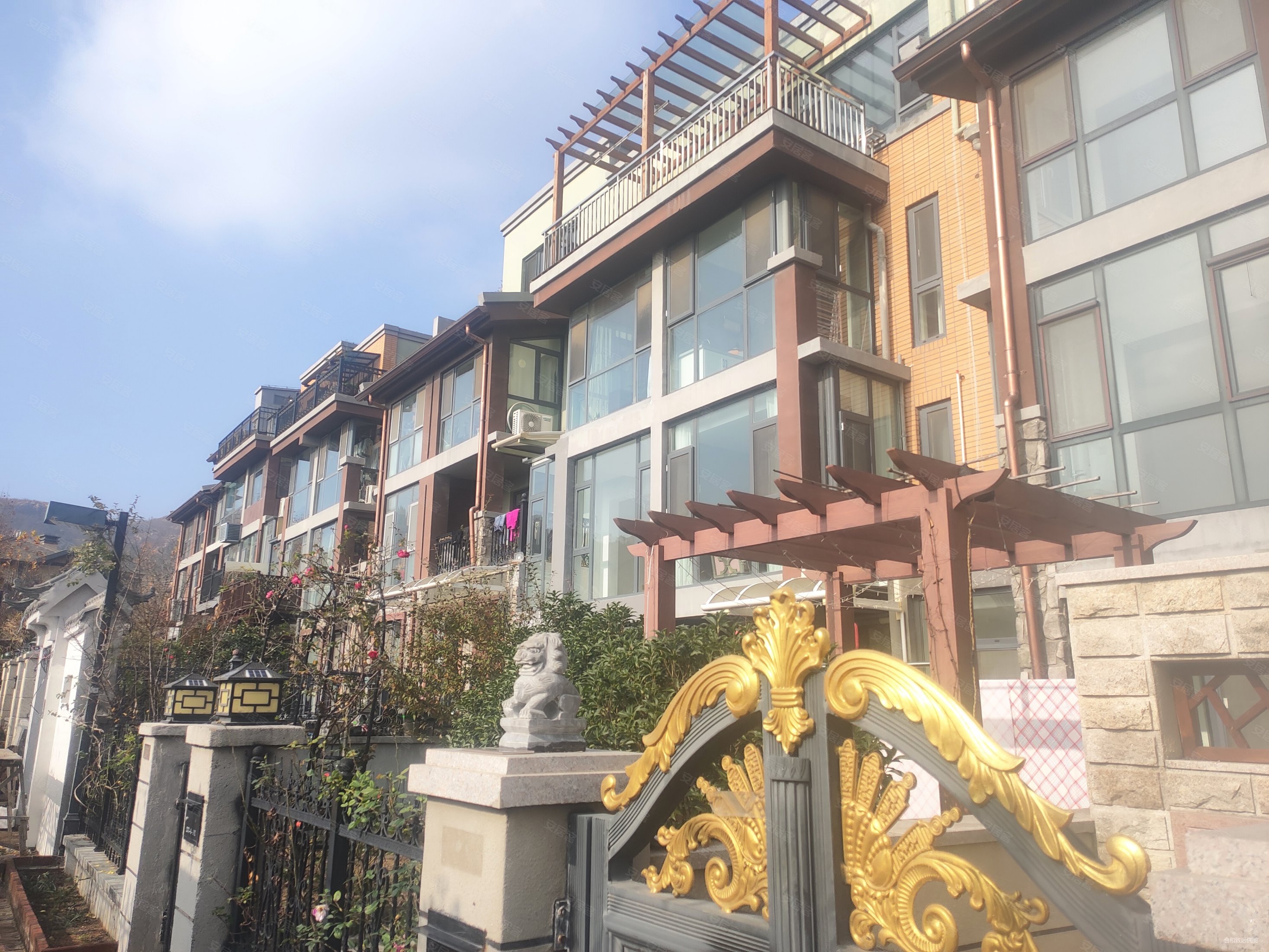 3室2厅 精装出售,万科青岛小镇(三期观湖西区别墅)二手房,280万,3室2