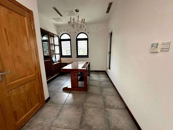 包头稀土高新区黄河大街三江尊园(别墅)租别墅找小郭 三江尊园别墅 精装修 带大院 看房方便提前联系出租房源真实图片