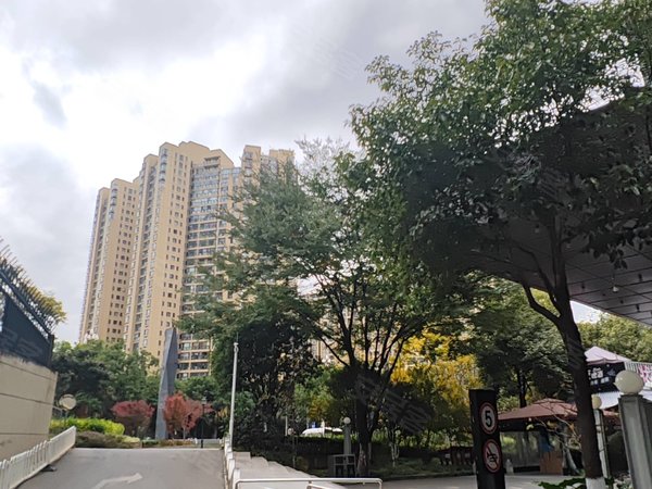 昆明西山云纺片区盛高大城(4期)万达附近盛高大城绿地大厦旁边拎包