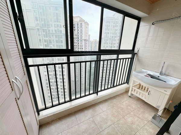 重庆两江新区观音桥半山华府商圈旁边豪装两房 实地很有质感 下楼就可以坐轻轨 随时看房出租房源真实图片