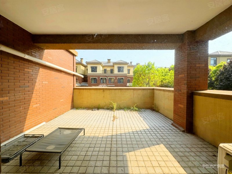 妥妥的边户,300平的院子,门前能停三辆车,国华印象山语墅(别墅)二手房