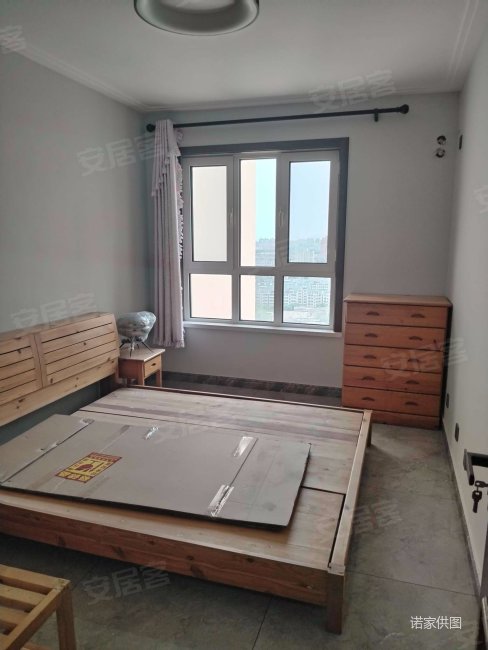 龙峰嘉园出行方便次新房精装可拎包入住高楼层采光充足