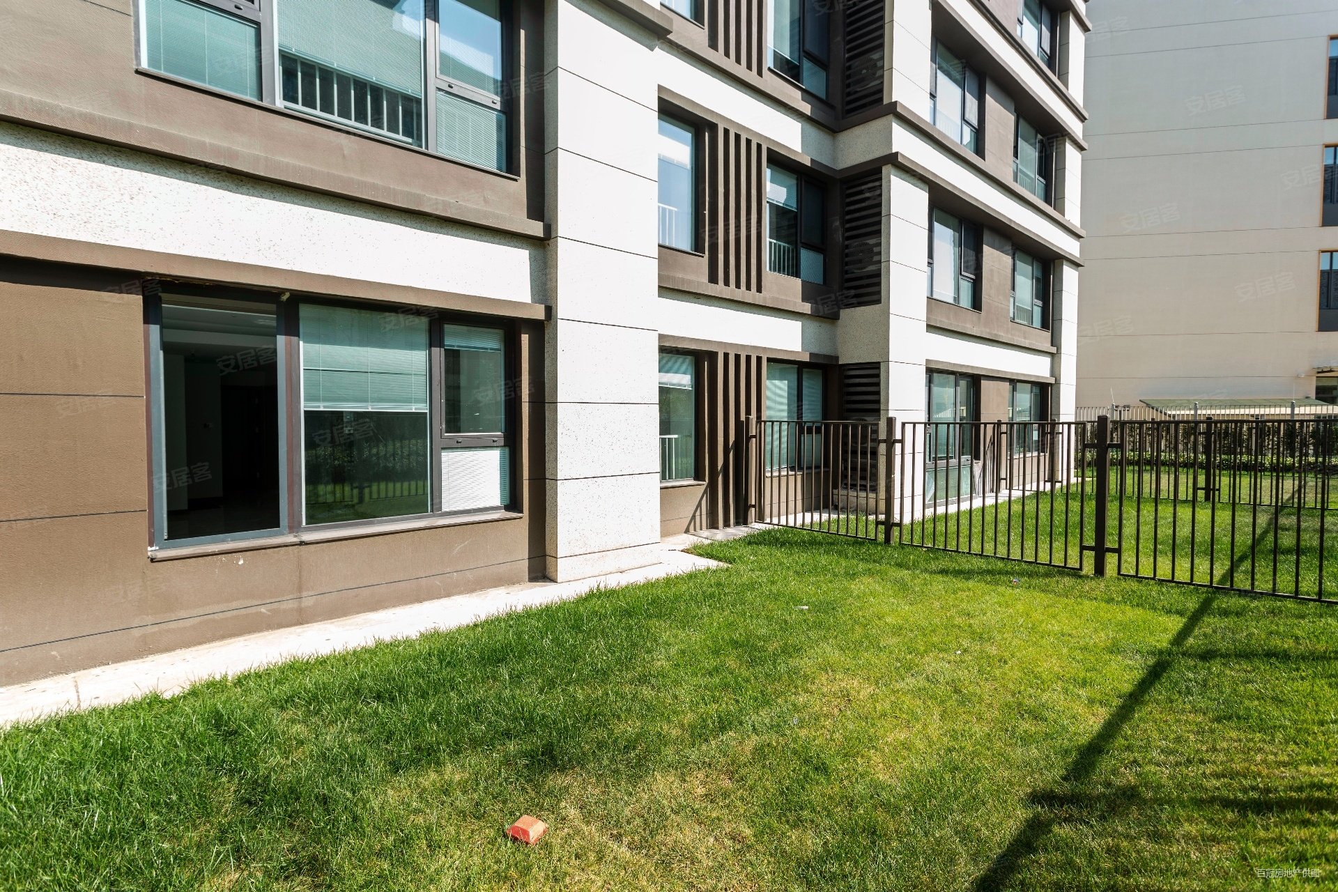 一楼带院洋房 精装通透三居室 随时看房 过两年 自持物业,新城金樾府