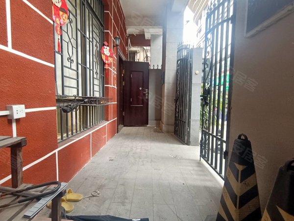 龟岗大马路 别墅一楼 可办公 摄影 托管 近网红街出租房源真实图片