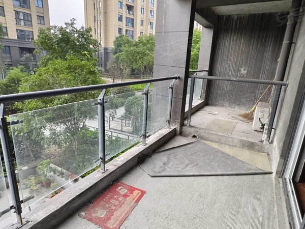 绍兴袍江宝龙广场卧龙银湖湾银湖湾 毛坯三房两卫带车位 有两个空调