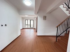 保利业主出租电梯复式房 房间可做五至七个 居住或工作室都可以