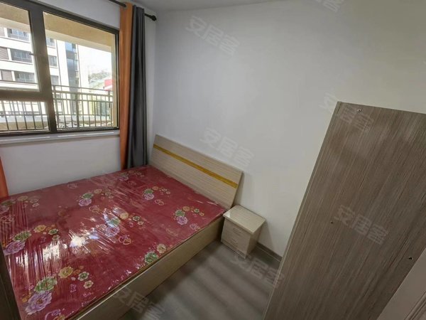 喀什喀什市喀什城区上海公馆上海公馆十三楼两室出租,一年两万,押金