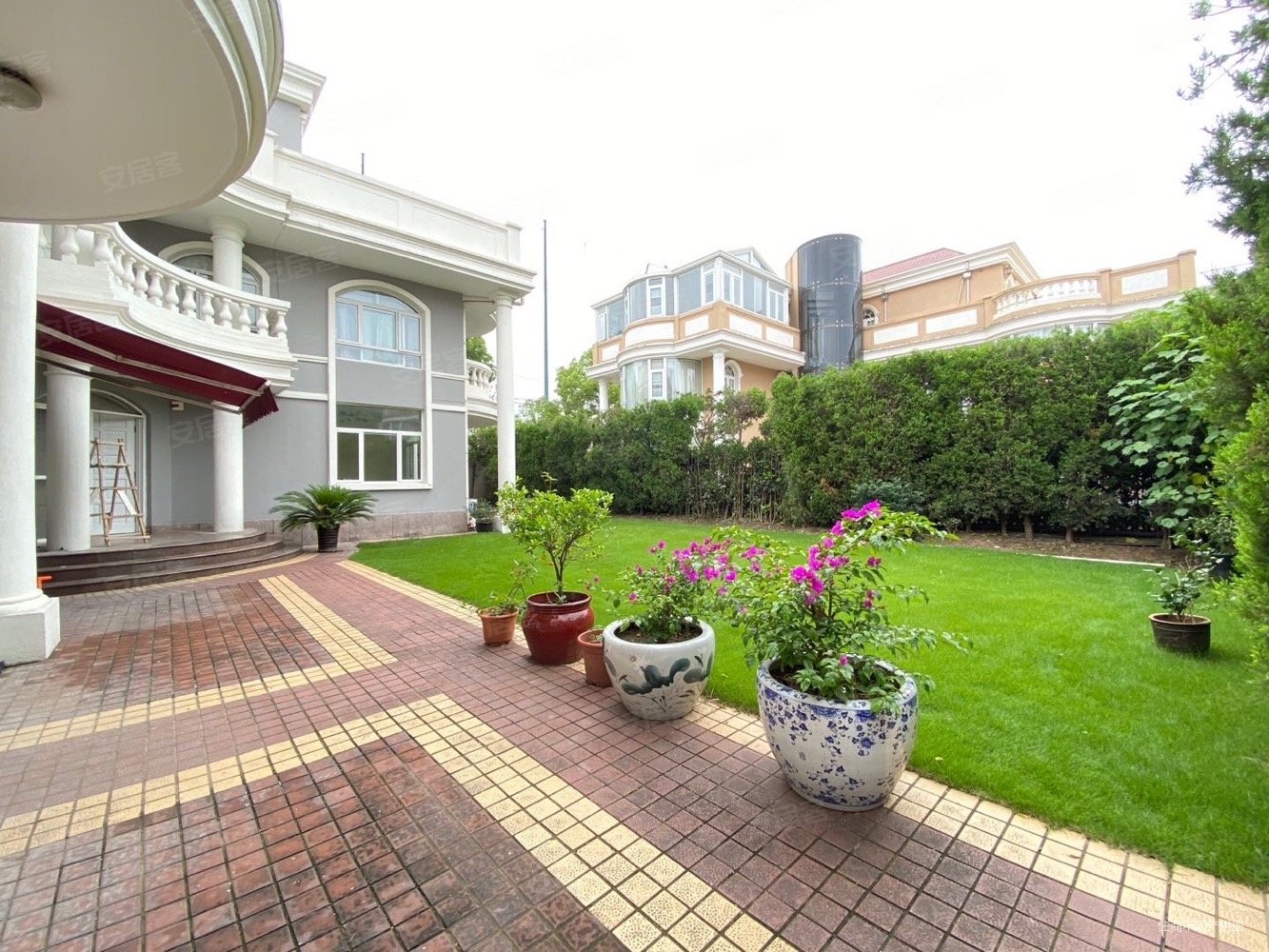 富宏花园毗邻高尔夫球场花园642平看房有钥匙随时看