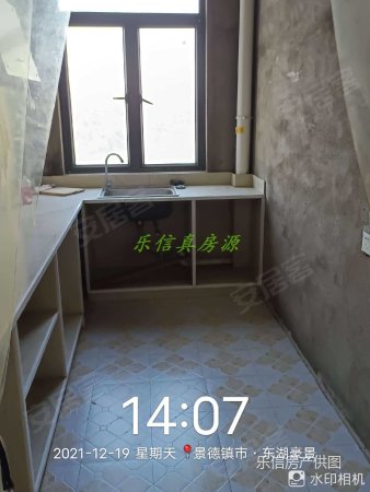 东湖豪景4室2厅2卫136㎡南北88万