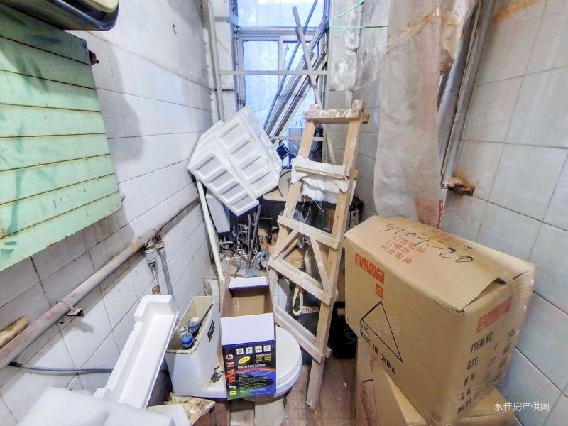 距新华服装批发市场500米,附近有二中   ,二院,地铁