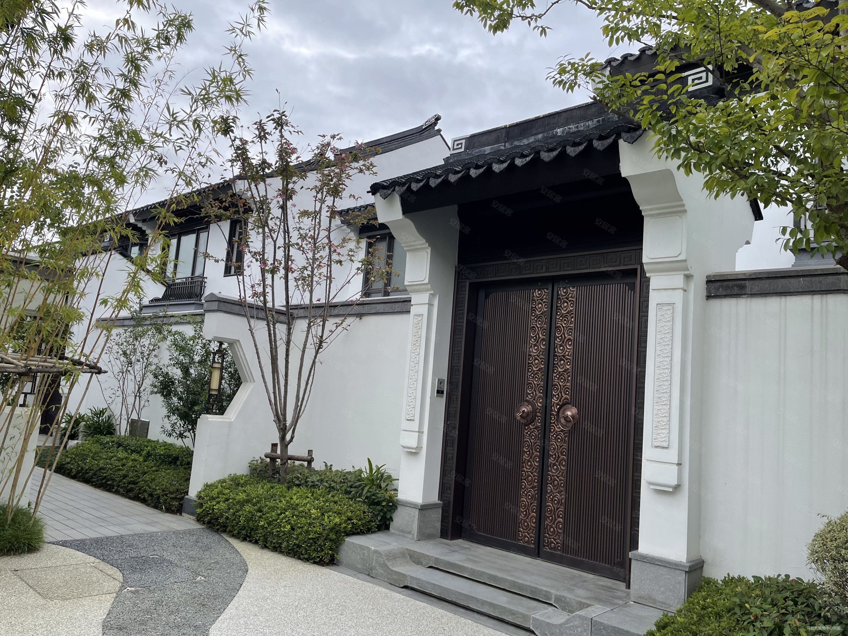 葛洲坝知丘别墅4室2厅4卫490㎡南北2100万