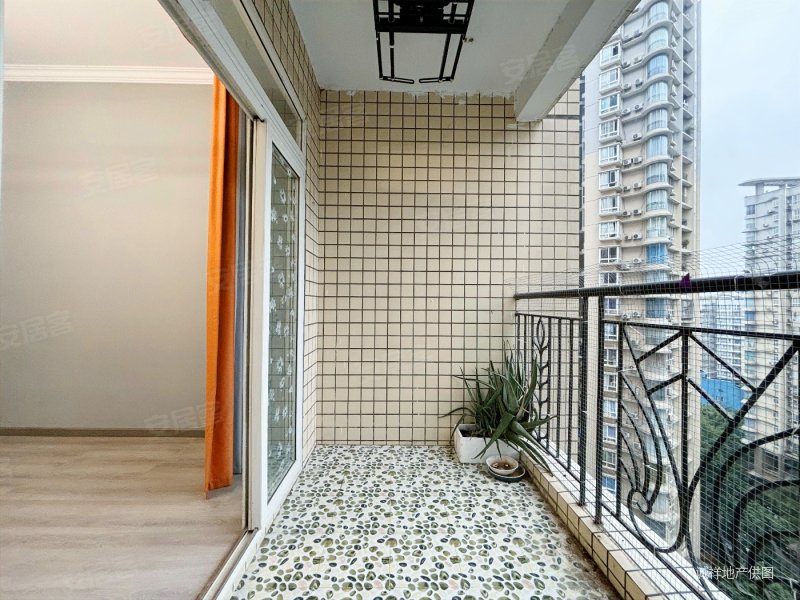 东方港湾 南北通透 近地铁 交通便利 有电梯 看江 商品房